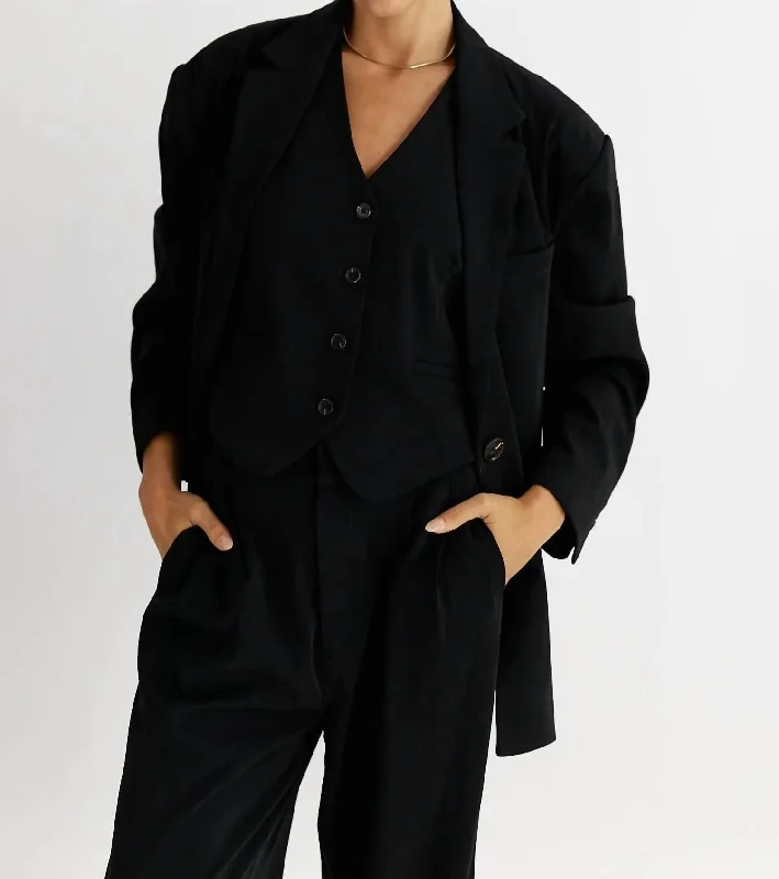 Sleek Design Leola Jacket In Black