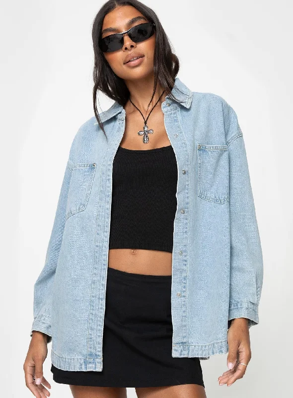 Fashion Forward Femme Tenysi Oversized Denim Shacket Light Wash